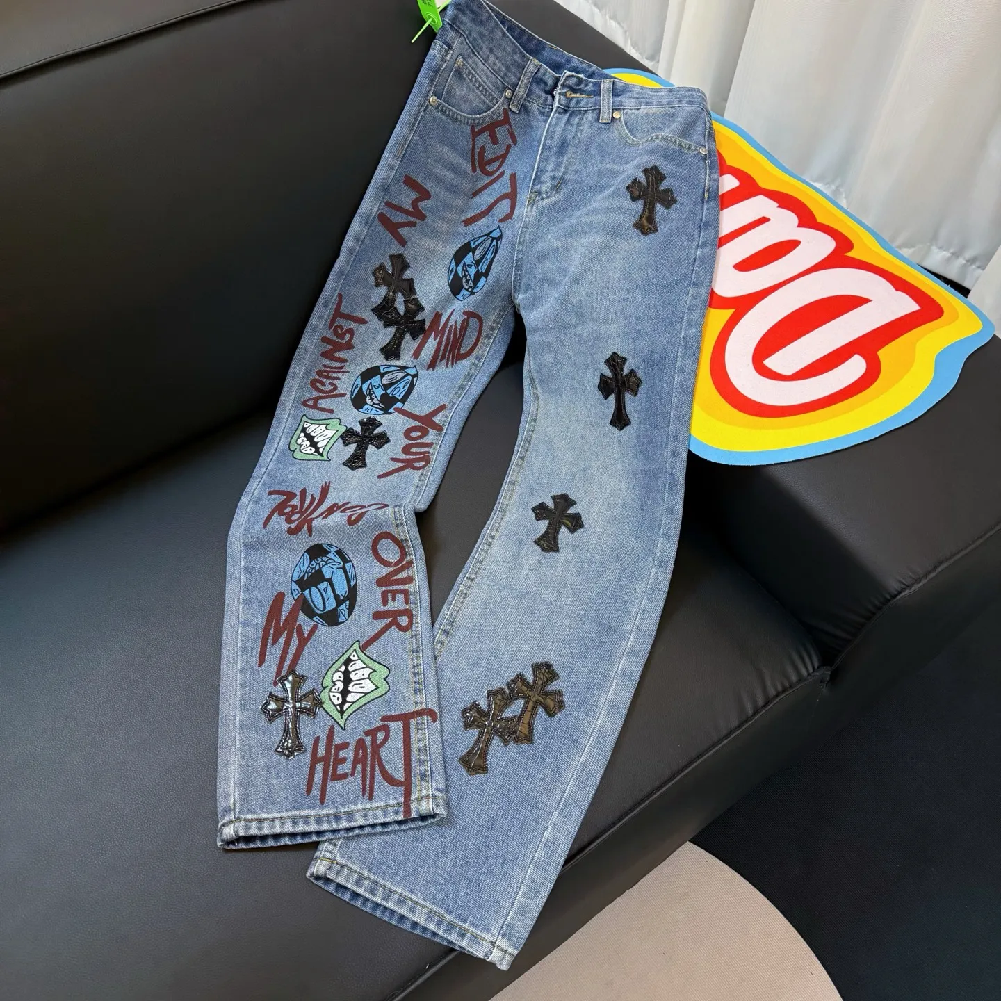 P260 style number: D349 Chromehearts1of1 Crow Mattyboy graffiti jeans, ceiling-level jeans, a pair is hard to find at the counter‼ ️About Zangyin✅This is an extremely luxurious fashion brand that can also be called the aristocracy of the high street. It has always been an exclusive brand for some hipsters or rich second generations. The color of this model is already very eye-catching by using a unique washed material. It is decorated with pink patch cross flowers, which cleverly highlights the charm of the brand. Secondly, this model adopts a classic high-waist cut design, which highlights the long legs and fashionable temperament of the upper body. The brand is highly recognizable and the slim-fitting configuration is more suitable for daily wear. The personality will be fashionable and the specifications can be seen at a glance. Materials and technology ✅ Needless to say, this point goes without saying. As an excellent craftsman brand, Zangyin's requirements for details and craftsmanship are really perfect. The washed color of this model has gone through a lot of processes, not to mention the embellishment of the denim appliqués. It is also purely handmade and sewn. Just like what they believe in, only handmade things have soul and have the meaning of wearing. A top-notch heavy-duty fashionable denim item, recommended by both hands‼ ️ Size: 28, 30, 32, 34, 36 (S-XXL) Color: black Size reference: Pants length 100 102 104 106 106 Waist 72 76 80 84 88 Recommended weight S (about 130 pounds) M (about 120 pounds) L (about 140 pounds) XL (about 165) XXL (about 185)